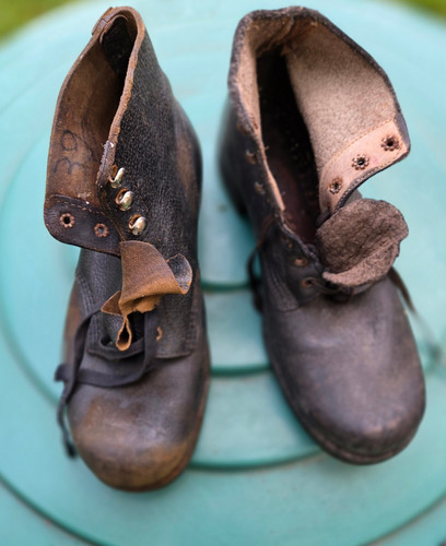 Paio vecchie scarpe ww2 - vecchie,