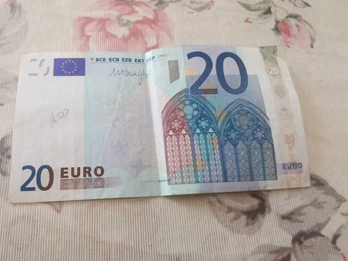 Una banconota euro - una,