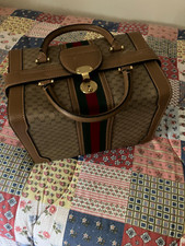beauty gucci originale anni ‘80 usato pochissimo. Molto capiente, con manici. 