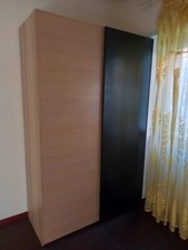 2 armadi con ante scorrevoli bicolore 