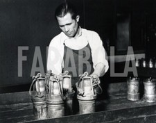 Foto Vintage Minatori Carbonia Lampade tipo Davy contro il grisù stampa 24x30 cm