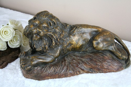 Antica scultura statua leone