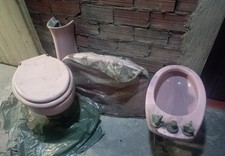 sanitari bagno in buone condizioni, colore rosa