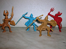 SOLDATINI MADE IN CHINA-65mm-MEDIOEVALI-4 PEZZI-BUONE CONDIZIONI GENERALI