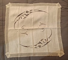 Centrotavola ricamato a mano in pizzo perimetrale