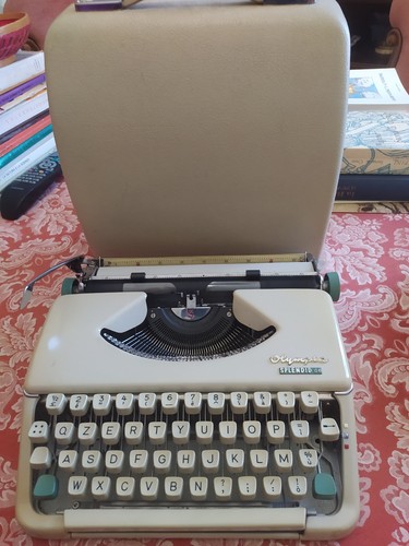 Macchina scrivere olympia - da,
