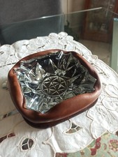 Particolare  posacenere - portacenere - in cristallo e cuoio anni 60