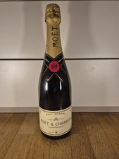 Moet chandon champagne - &, anni