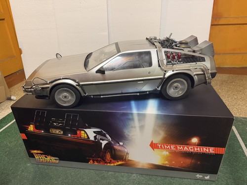 Hot toys delorean - hot,