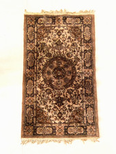 Tappeto orientale, persiano, in lana, usato, con diversi segni di usura.