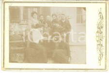 1900 ca COSTUME LOMBARDIA (?) Famiglia gioca a dama in cortile - Foto CURIOSA