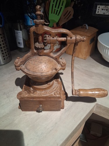 Vecchio macinino per caffe - vecchio, /