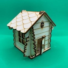 Casetta con albero di Natale in legno,  tagliata al laser , per presepe
