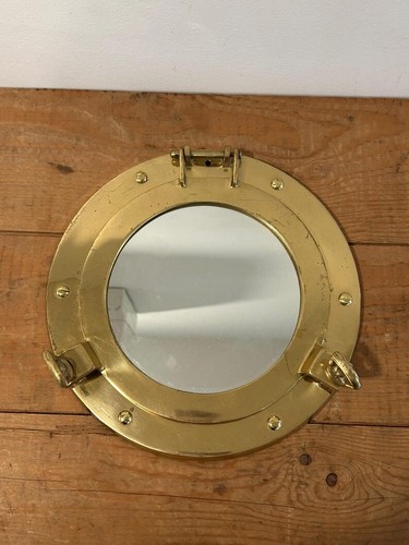 Antico regalo finestra parete