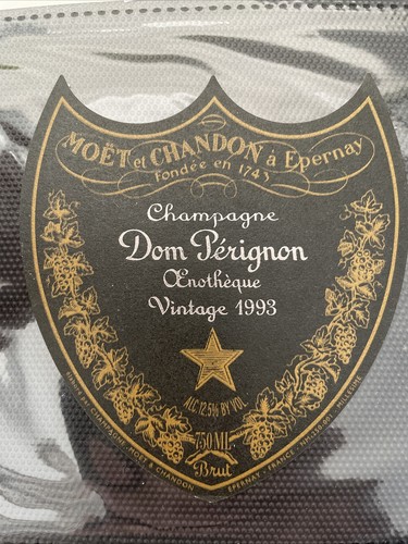 Une étiquette champagne - une,