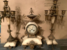 Trittico orologio e candelieri in marmo e bronzo lavorato