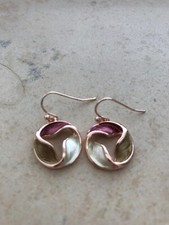 Orecchini dorati con fantasia fiore colorato