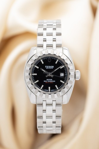 Tudor classic date - date, lady