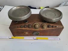 Antica bilancia a 2 piatti in legno e ottone con pesi