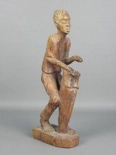 VINTAGE STATUA UOMO AFRICANO CON TAMBURO SCULTURA IN LEGNO EPOCA XX SEC.