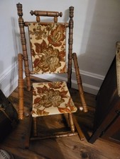 Antica sedia a dondolo tappeto