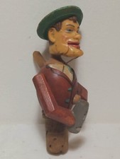 Tappo meccanico in legno intagliato e sughero di uomo che beve 