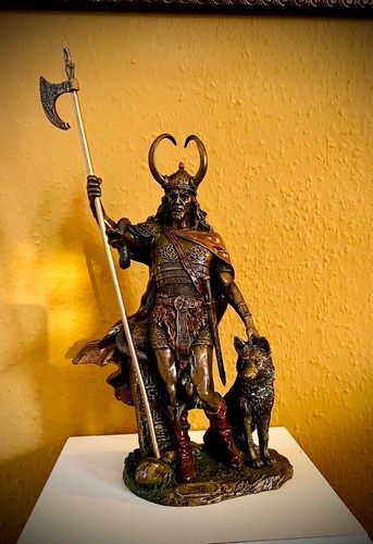 Statua loki dio germanico con - dio,