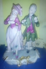 Coppia statuine in biscuit di porcellana decorata