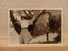 Foto vernacolare ragazza salta da albero di ulivo Italia anni '50