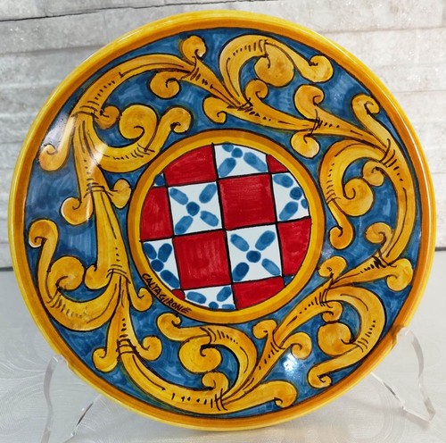 Piatto in ceramica di - d.cm,