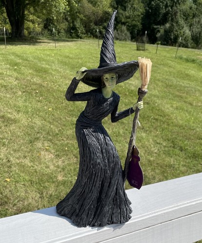 Charm inquietante strega