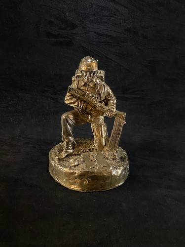 Kneeling soldier statue - kneeling,