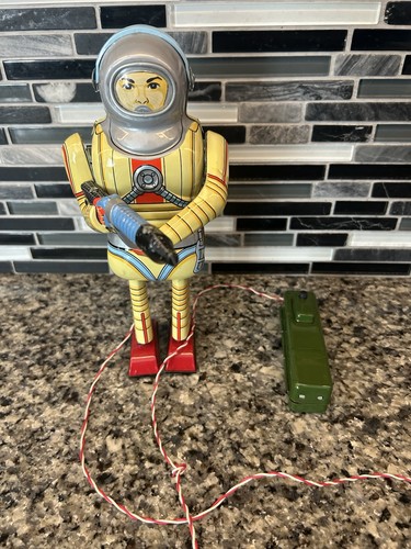 Schylling space man tin robot - tin,