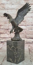 Statua In Bronzo Di Aquila Su Ramo Con Pesce Figurina Base In Marmo Vendita