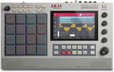 Workstation standalone Akai MPC Live II Retro Edition con cover Decksaver GRATUITA