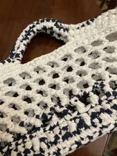 Borsa In Fettuccia Bianca E Blu Realizzata All Uncinetto. 