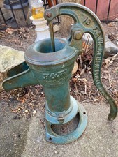 Pompa acqua in ghisa antica