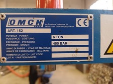 PRESSA IDRAULICA DA BANCO CON POMPA A MANO OMCN 152 - 6 Ton