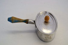 VECCHIO BOLLITORE IN ALLUMINIO CON ATTREZZI MEDICI