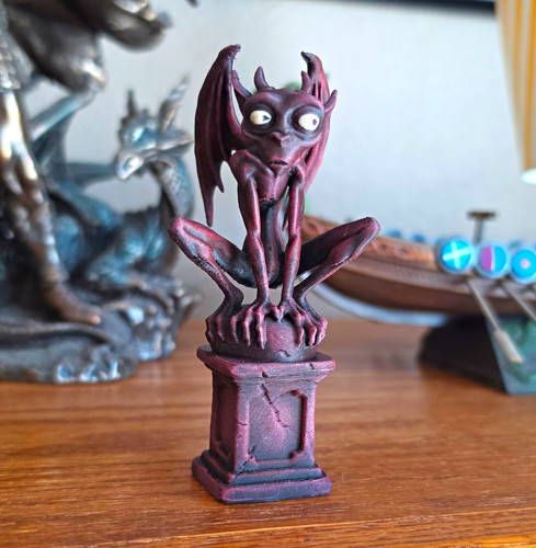 Statua statuina gargoyle rosso
