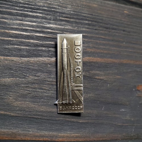Distintivo vintage vostok - distintivo,