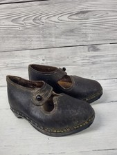 Coppia di antichi zoccoli