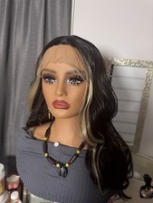 Parrucca nera ondulata lunga