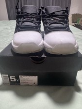 2 paia di Jordan 11. Tuxedo