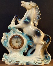 CAVALLO OROLOGIO DA TAVOLO IN CERAMICA SMALTATA. MARCHIATO  ITALY SCUDO