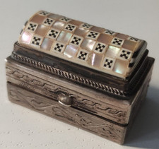 ANTICO COFANETTO PORTA PILLOLE IN ARGENTO INCISO E MADREPERLA - ARABO (EGITTO)