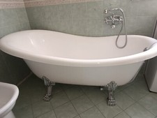 Vasca da bagno con piedini bianca
