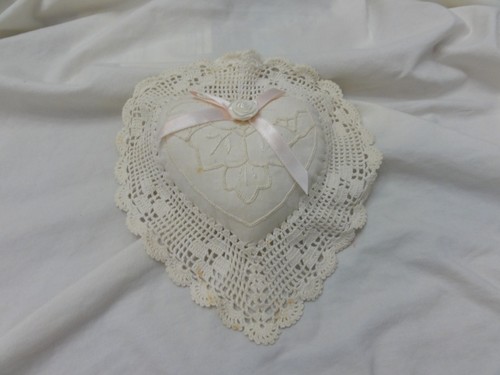 Cuscino bustina cuore pizzo