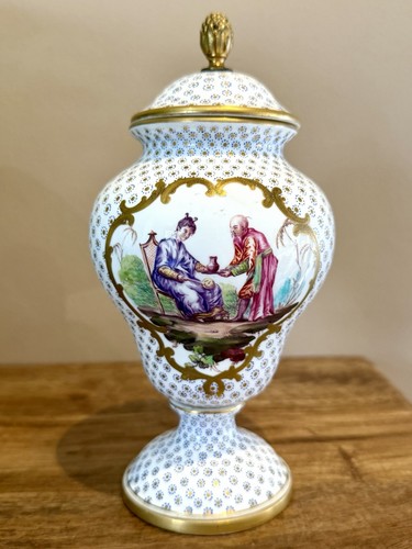 Vase couvert sur - sur, piédouche