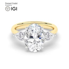 Oval Diamond Trilogy Ring 18k